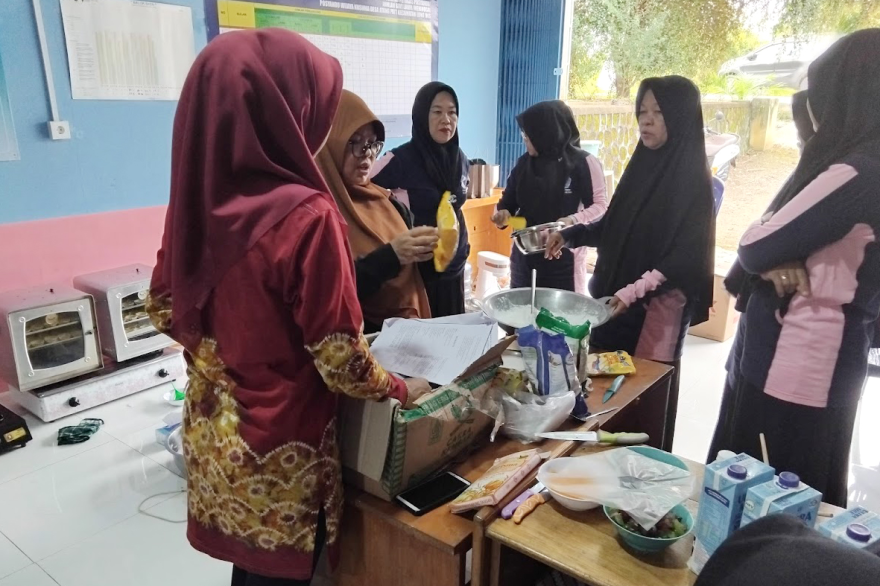 Pelatihan Membuat Kue untuk IKM Desa Atang Pait